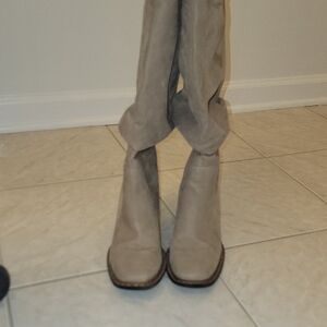 Tan Heeled Boots with Slouchy Design